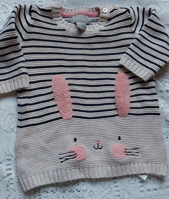 Pull rayé beige avec lapin brodé, Primark en très bon état, taille 0/3 mois - photo numéro 2