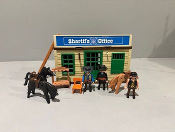  Playmobil Bureau sheriff Sherrif’s Office 3 personnages 1 sheriff, 1 policier  et 1 voleur 3 chevaux