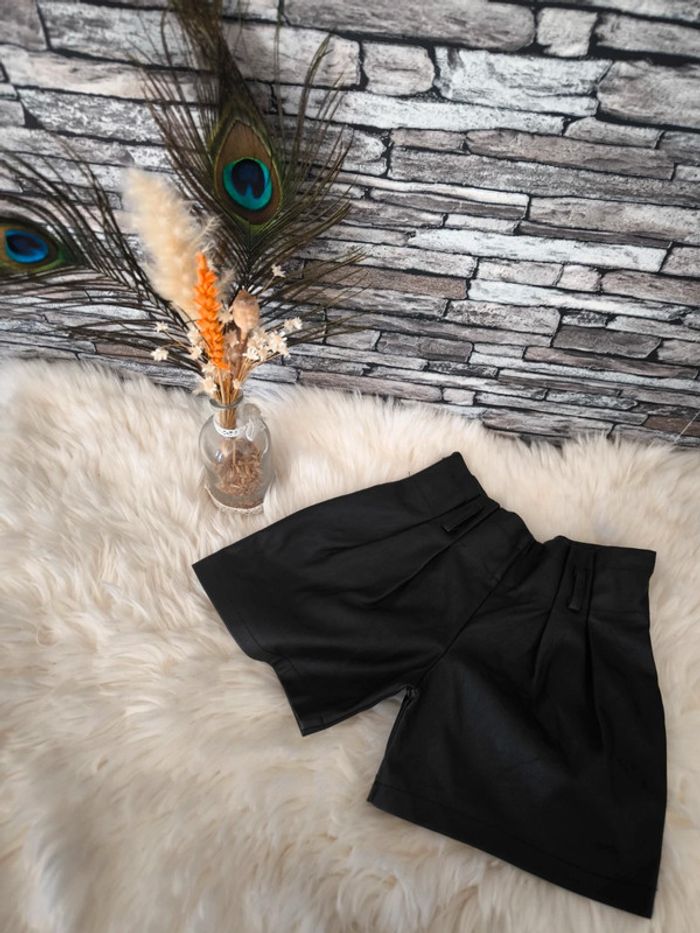 🖤 Joli short en simili cuir taille 8 ans 🖤