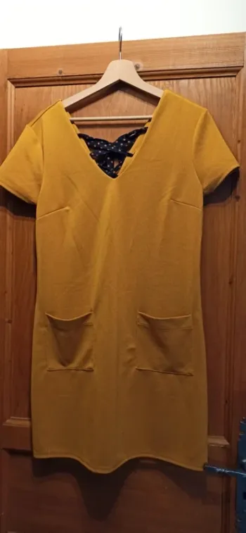 Robe avec noeud dans le dos