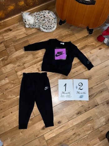 Jogging Nike noir et mauve très bon état 12-18 mois /80-86 cm