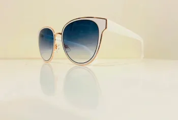 Lunette de soleil femme blanche et dorée verres bleus dégradés UV protection catégorie 2