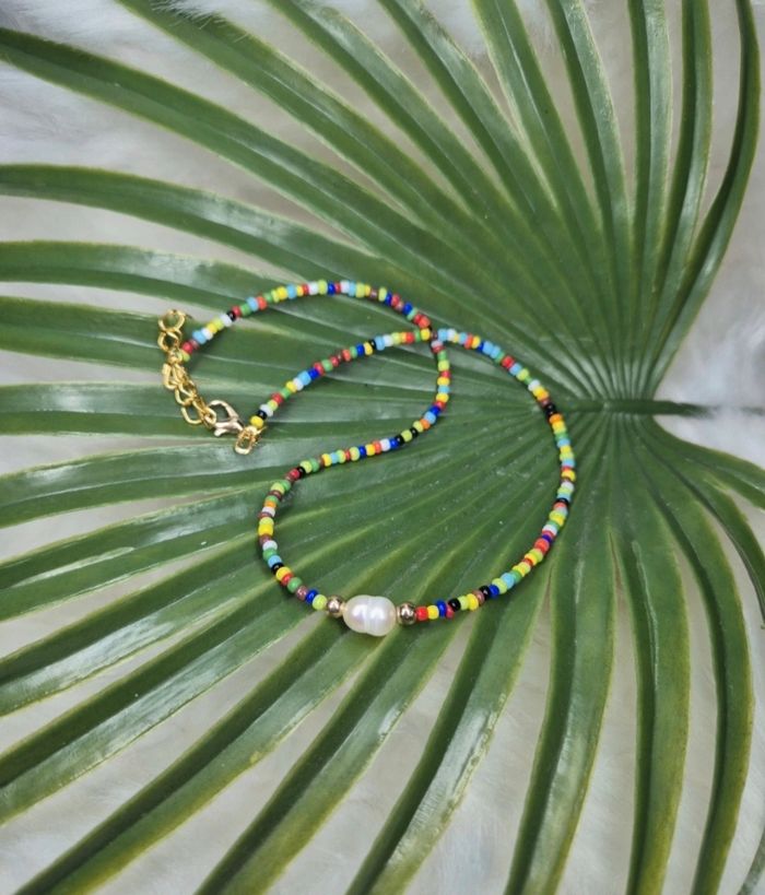 Collier ras de cou en perles rocailles multicolores et perle nacrée blanche 🦪🌈✨ #Bijoux #Collier #Perles