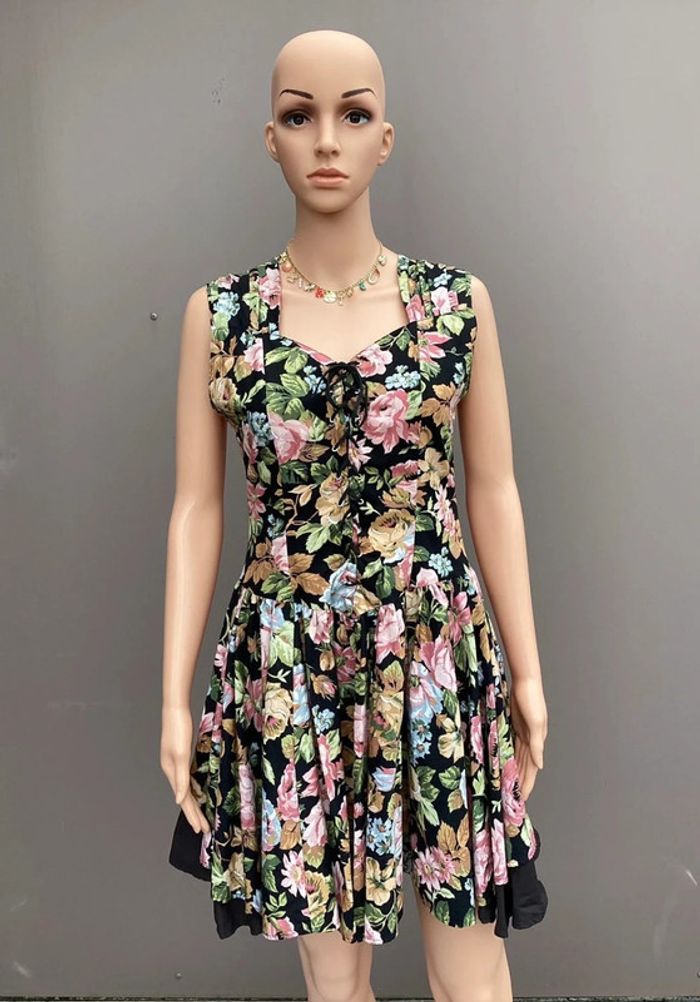 Robe fleurie noire à décolleté lacé – Taille 40 – Excellent état