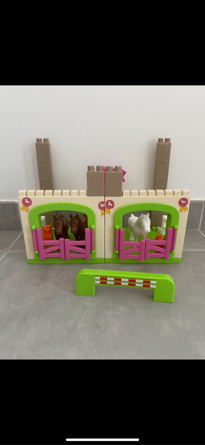 Écurie avec chevaux