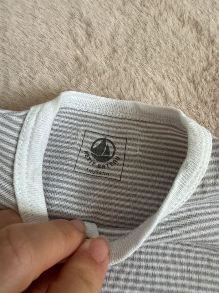 Pyjamas Leger rayé gris blanc Petit Bateau 1 mois avec petit trou - photo numéro 2