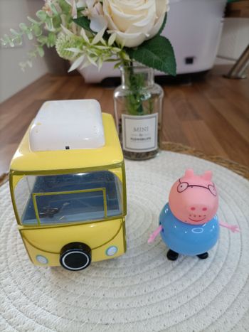 Petite voiture Peppa Pig jaune et 1 figurine 