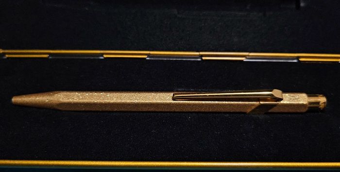 Stylo bille 849 edition goldbar marque carand'ache - photo numéro 2