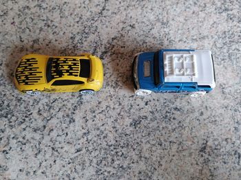 Deux petites voitures