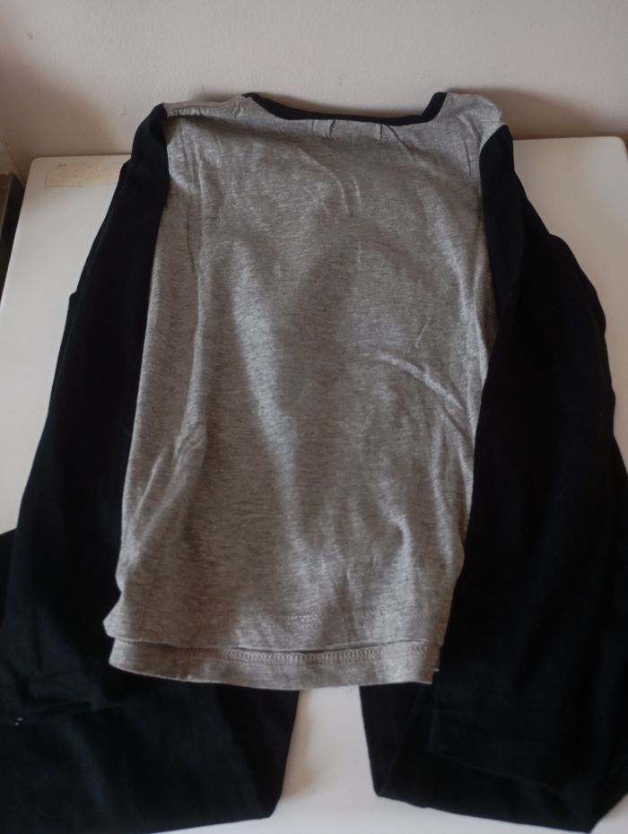 Pyjama 2 pièces. 8 ans. Noir et gris chiné. Motif devant. État neuf - photo numéro 6