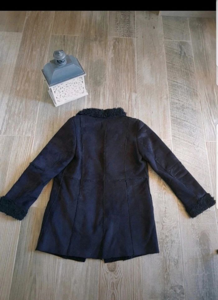 Manteau noir mis long aspect daim et fausse fourrure - photo numéro 3