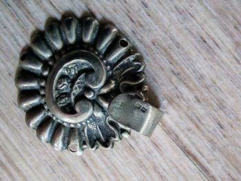 Boucle ou agrafe ancienne de mante ou de cape en argent embouti
