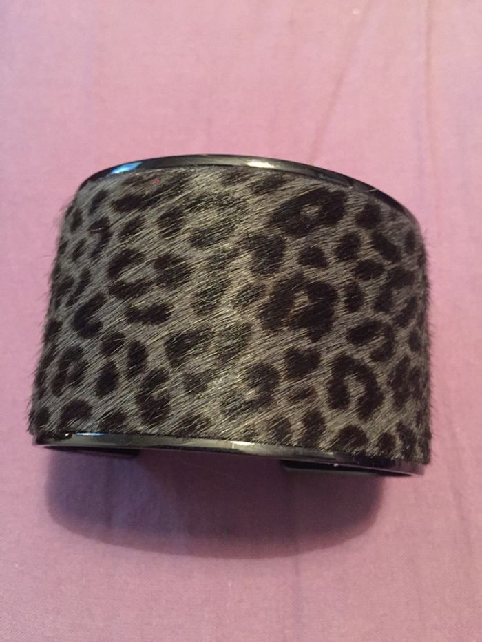 Joli bracelet manchette poil raz