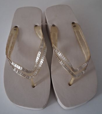 Tongs compensées crème avec les brides à sequins