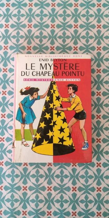 Le mystère du chapeau pointu