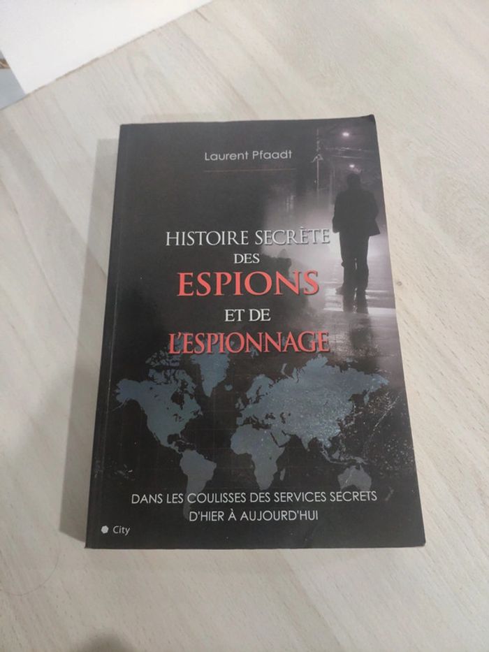 Livre grand format histoire secrète des espions et de l'espionnage Pfaadt coulisses services secrets