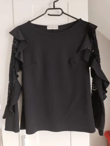 Tee shirt noir avec dentelle