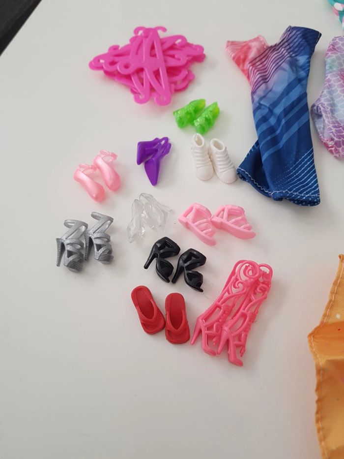 Lot vêtements et chaussures Barbie - photo numéro 2
