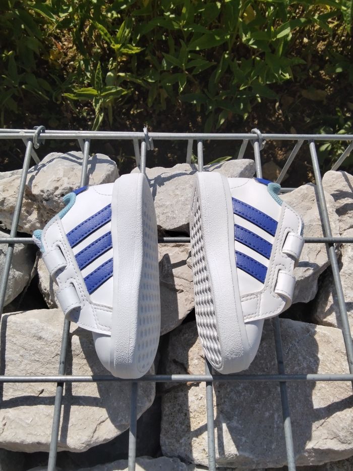 Baskets Adidas taille 19 - photo numéro 3