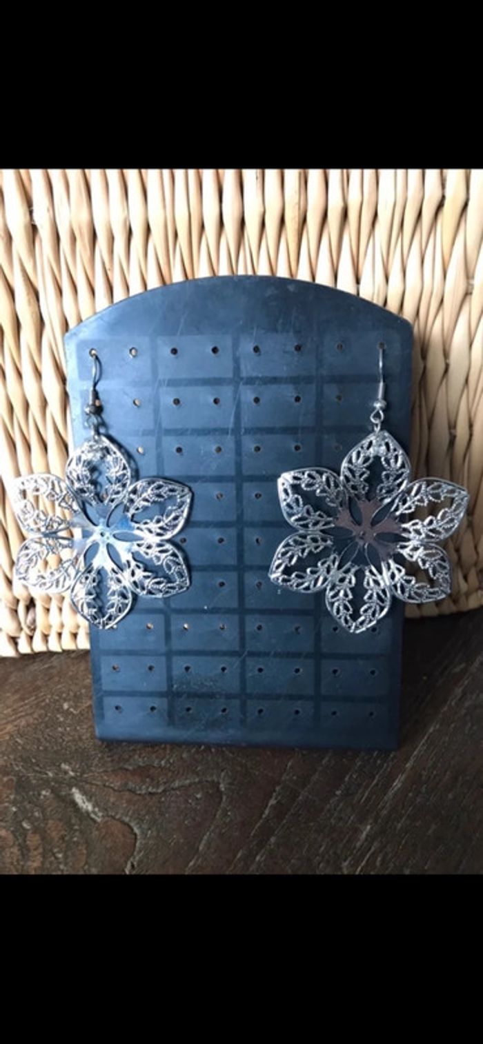 Magnifique paire de boucles d’oreilles avec fleurs , strass et perles - photo numéro 6