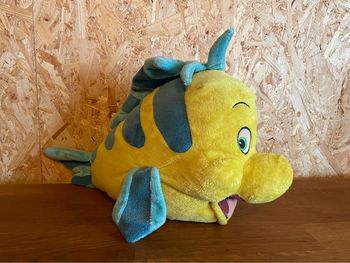 Rare 🌸 Peluche Originale Disney store Polochon dans la petite sirène avec l’écusson