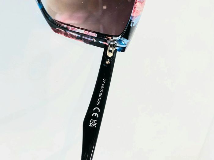 Lunette de soleil femme fleurie bras noirs verres dégradés UV protection catégorie 3 - photo numéro 5
