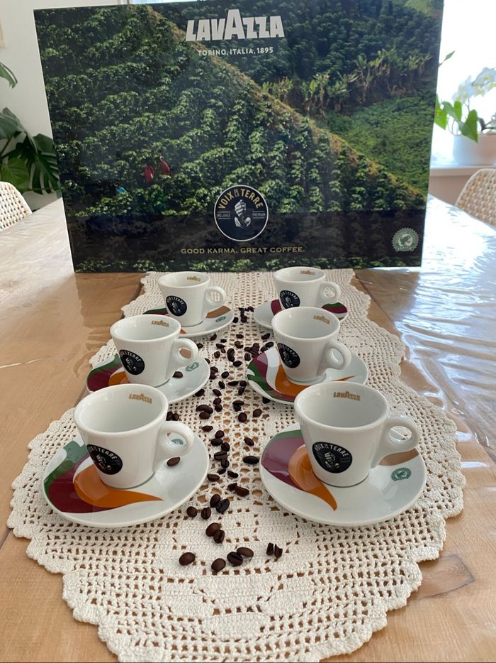 6 tasses et sous tasses collector Lavazza