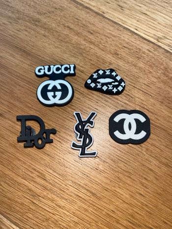 Lot 5 pin’s pour crocs 