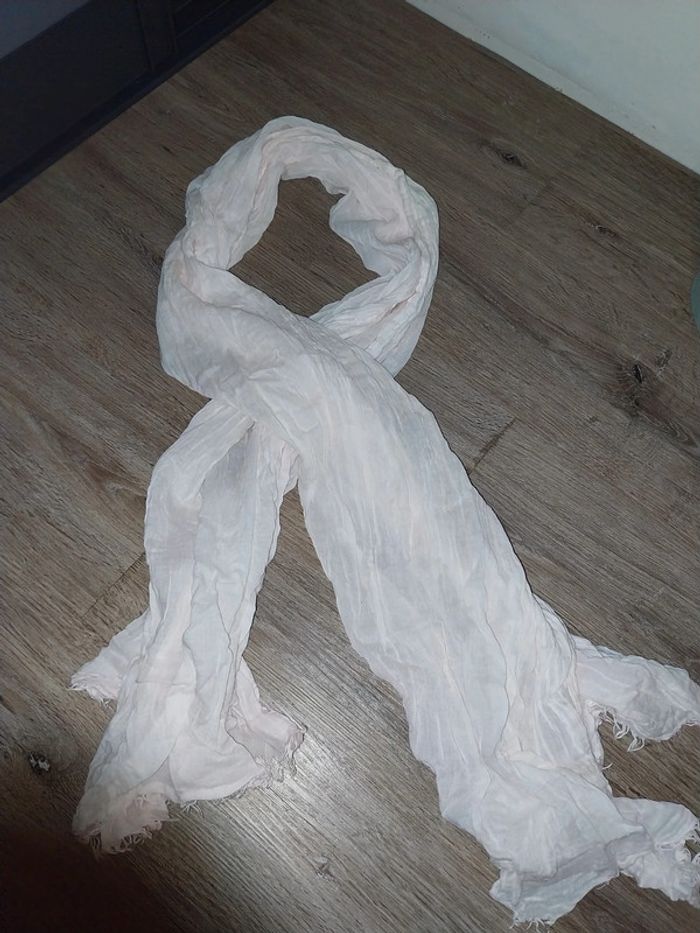 Foulard /écharpe/étole rose très pâle.