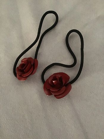 Jolies roses rouges pour cheveux