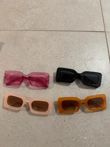 Lot de 4 paires de lunettes sans marque neuve