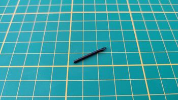 Corp d'amortisseur à gaz de couvercle de coffre 75C n°75 Porsche 911 Carrera RS 2.7 1/8 Altaya #B37