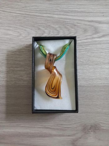 Collier pendentif en verre