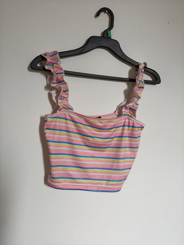 Crop top rayé multicolore à bretelles à volants