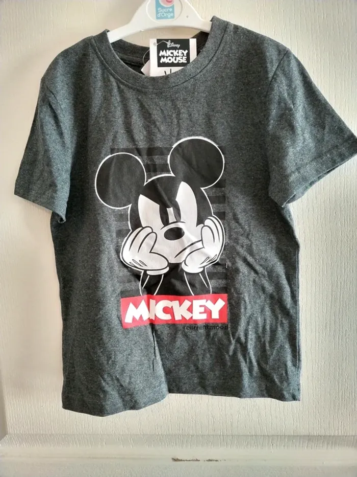 Tee shirt Mickey taille 6 ans neuf