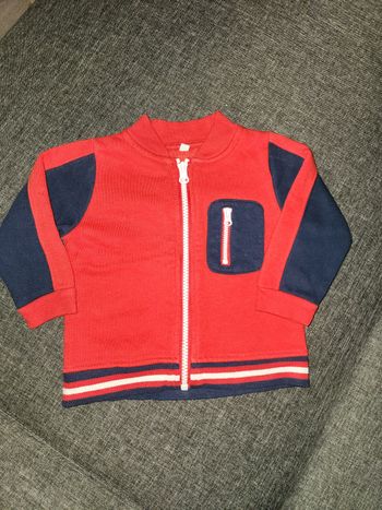 Veste bleu et rouge