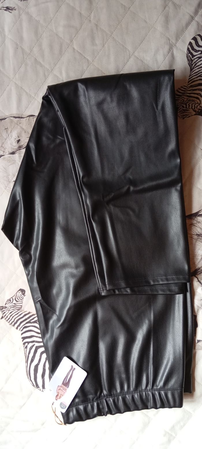 Pantalon neuf valeur 18 euros je les vends 10 euros le pantalon puzzle harry Potter jamais utilisé 5 euros le jeu la course a l héritage neuf jamais ouvert 20 euros - photo numéro 5