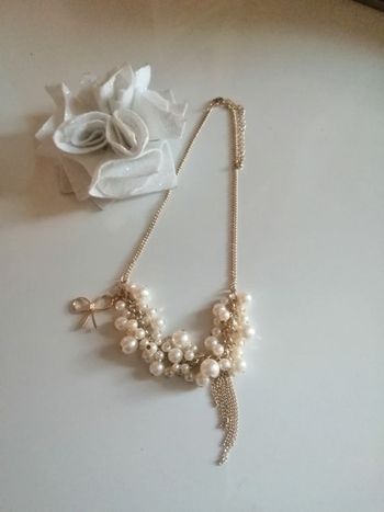 🌸Très beau collier Ras de cou doré aux perles blanches de la Marque NA-KD 🌸