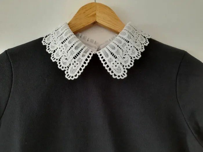 Sweat-shirt noir et col blanc en dentelle - photo numéro 2