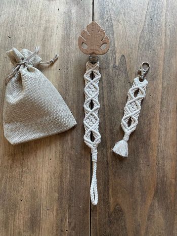 Attache tétine en macramé