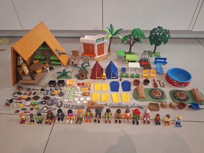 Lot playmobil camping avec chalet, feux de camps qui s'allument ( les 2 fonctionnent), tentes, arbres, nombreux accessoires et personnages