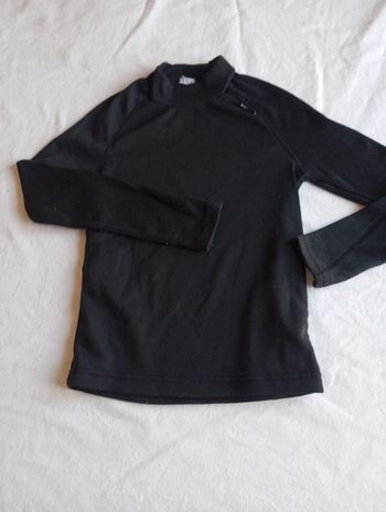 Sous pull de marque Decathlon et de taille 8ans