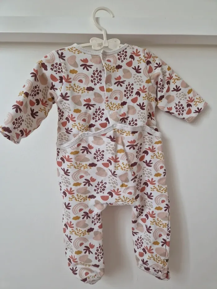 Combinaison pyjama arc-en-ciel rose 6-9mois Gémo très bon état - photo numéro 3