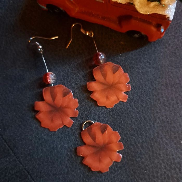 Boucles d'oreilles pendante avec pendentif rouge - photo numéro 2