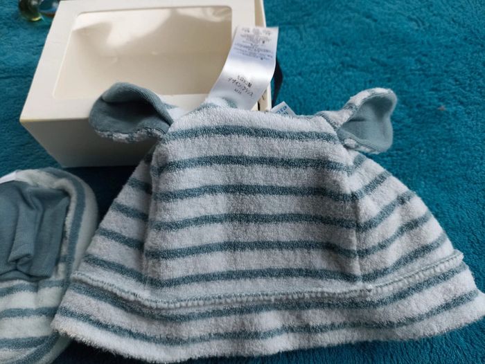 Coffret bonnet chaussons Petit Bateau 18m quasi neuf - photo numéro 2