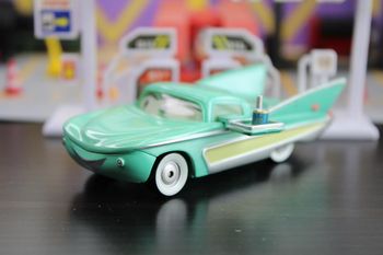 Disney Pixar cars Flo en version drive in