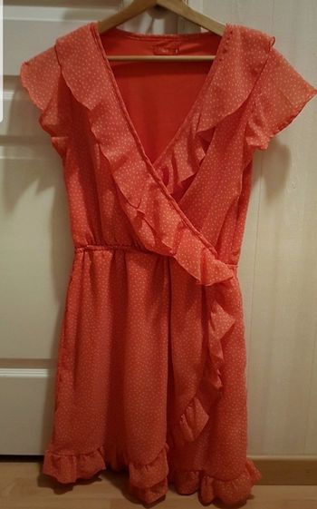 Robe d'été couleur corail avec volants