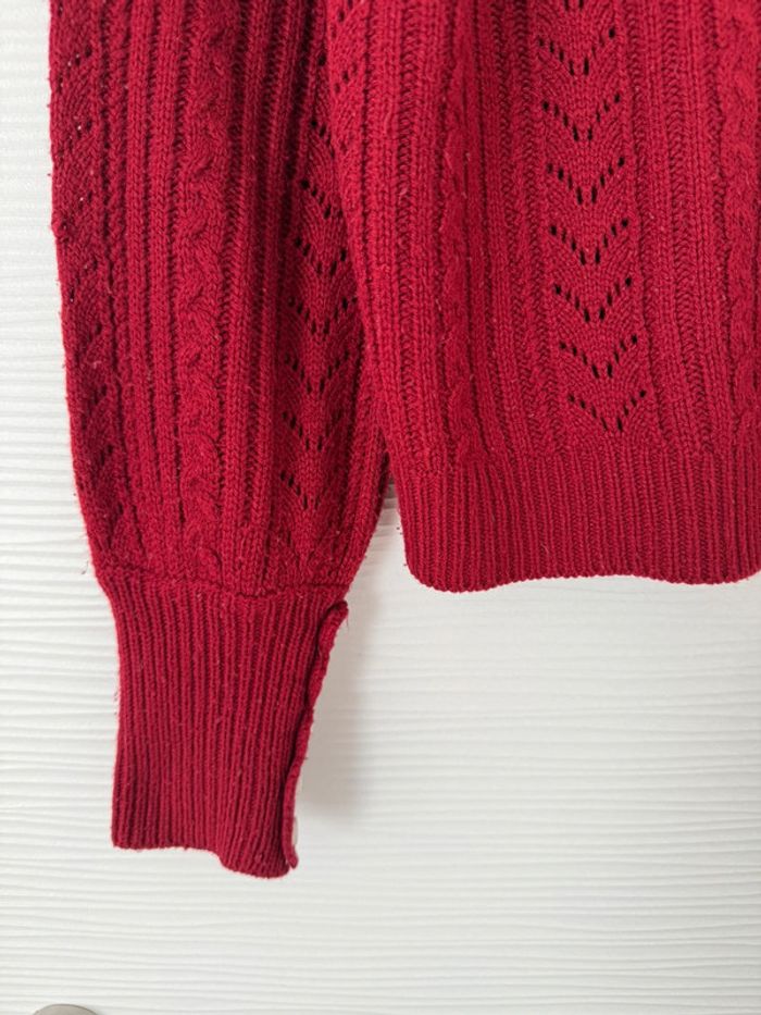 Pull d'hiver ajouré en maille rouge bordeaux framboise col rond - photo numéro 2