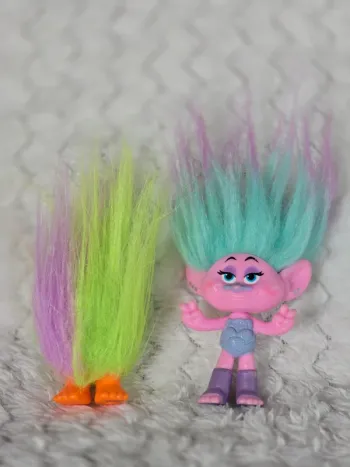 Lot 2 figurines Trolls DreamWorks – Poppy chanteuse + Troll bicolore vert/violet
