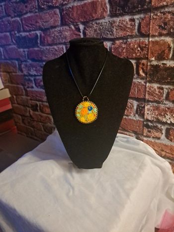 Collier avec pendentif multicolore florale